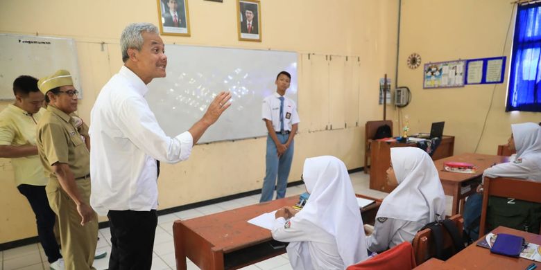 Gubernur Jawa Tengah Ganjar Pranowo saat masuk ke salah satu kelas di SMAN 1 Maos, Cilacap, dan bertanya tentang antikorupsi kepada para siswa, Senin (8/4/2019).