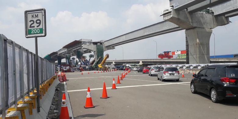 Diskresi kepolisian terkait rekayasa lalu lintas contra flow di Jalan Tol Jakarta-Cikampek pada Kamis (6/6/2019).