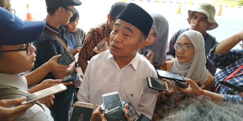 Mendikbud Muhadjir Effendy memberikan penjelasan terkait PPDB 2019 kepada media di Gedung Kemendikbud, Jakarta (21/6/2019).