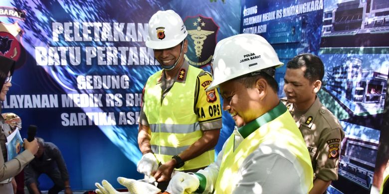 Wakil Gubernur Jawa Barat Uu Ruzhanul Ulum dan Kepala Kepolisian Daerah (Kapolda) Jawa Barat Irjen Pol. Rudy Sufahriadi saat menghadiri Peletakan Batu Pertama Pembangunan Gedung Pelayanan Medik Rumah Sakit (RS) Bhayangkara Sartika Asih Bandung di Jl. Moch. Toha No. 369, Kota Bandung, Senin (22/7/2019).