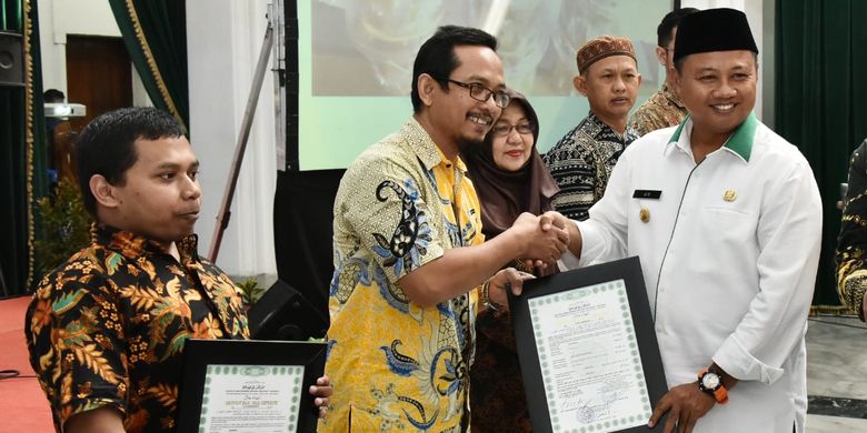 Wakil Gubernur Jawa Barat Uu Ruzhanul Ulum menyerahkan 300 sertifikat halal kepada pelaku Industri Kecil dan Menengah (IKM) dari 26 kabupaten/kota di Jawa Barat di Aula Barat Gedung Sate, Kota Bandung, Selasa (23/7/19).