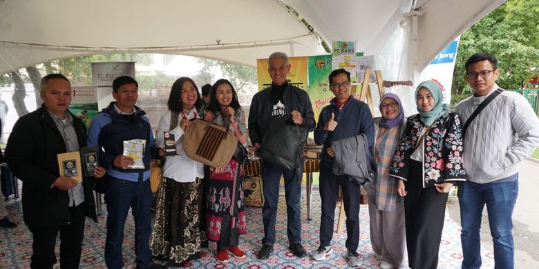 Gubernur Jateng Ganjar Pranowo, saat mengunjungi booth Pemprov Jateng di Festival Indonesia Moskow, Rusia, Minggu (4/8/2019).