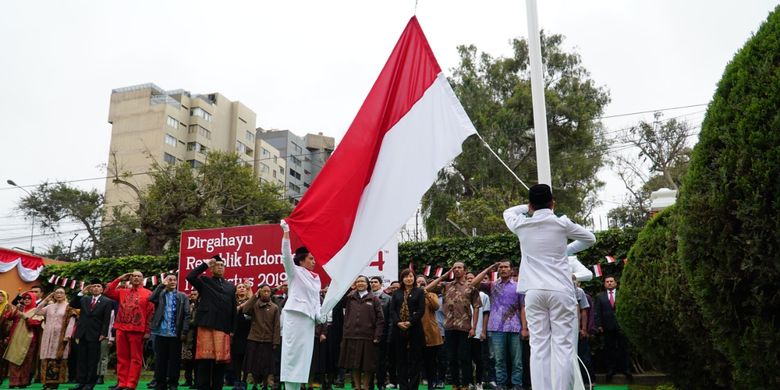 Suasana upacara pengibaran bendera di KBRI Lima, Peru, dalam rangka memperingati HUT RI yang ke-74 pada Sabtu (17/8/2019).