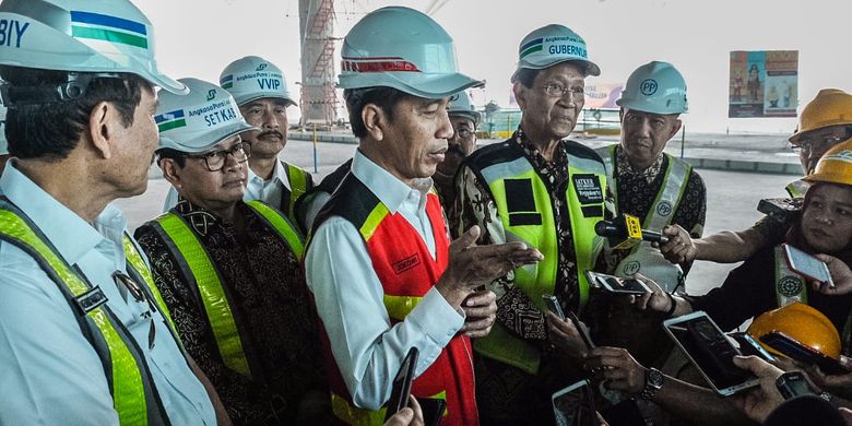 Presiden Joko Widodo usai meninjau perkembangan pembangunan Bandara Internasional Yogyakarta di Kabupaten Kulon Progo, Yogyakarta, Kamis (29/8/2019). 