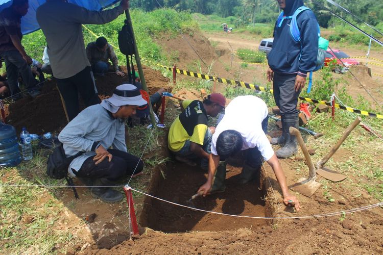 Proses penggalian atau ekskavasi situs purbakala yang ditemukan di lokasi proyek Tol Pandaan-Malang, Desa Sekarpuro, Kecamatan Pakis, Kabupaten Malang, Selasa (12/3/2019)