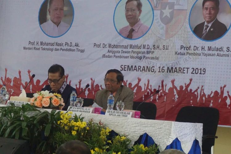 Mantan Ketua Mahkamah Konstitusi Mahfud MD saat acara di Semarang, Sabtu (16/3/2019)