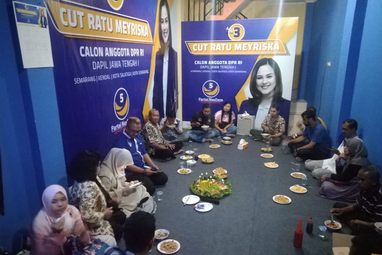 Artis peran Cut Meyriska membuka posko pemenangan dirinya di Kota Semarang, Jawa Tengah, Jumat (15/3/2019) malam.