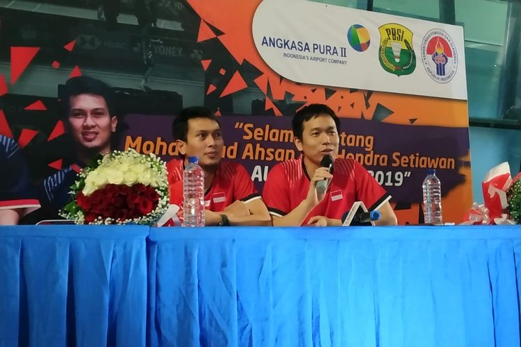 Pasangan ganda putra senior Indonesia, Mohammad Ahsan/Hendra Setiawan, saat menjalani sesi konferensi pers di Bandar Udara Soekarno-Hatta, Tangerang, Banten, Minggu (17/3/2019).