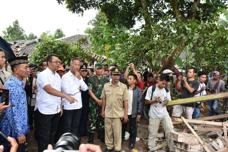Menteri Sosial Agus Gumiwang Kartasasmita didampingi Gubernur NTB Zulkieflimansyah mengunjungi korban gempa Lombok, Senin (18/3/2019).