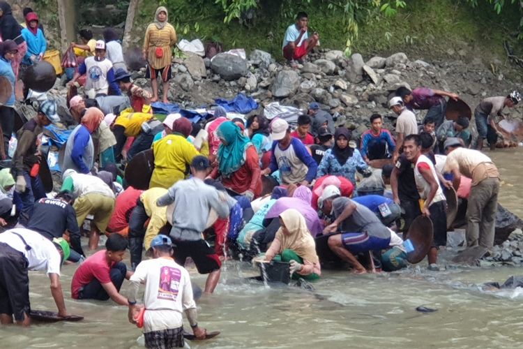 Penambang emas yang mayoritas masyarakat Silungkang, Sawahlunto, Sumatera Barat melakukan penambangan ilegal, Selasa (19/3/2019).