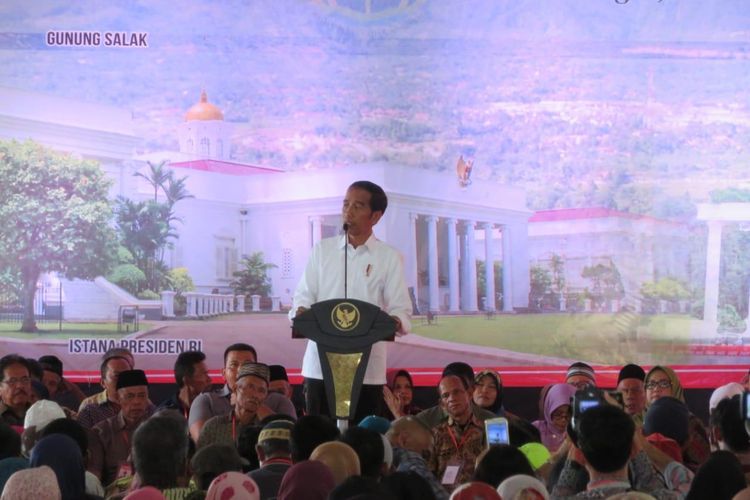 Presiden Joko Widodo saat membagikan sertifikat lahan bagi warga Kota Bogor dan Kabupaten Bogor, Kamis (21/3/2019).