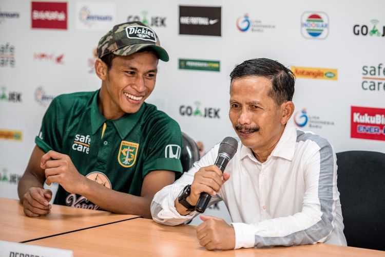 Pelatih Persebaya Surabaya, Djadjang Nurdjaman bersama pemainnya, Osvaldo Haay, dalam sesi jumpa pers di Stadion Gelora Bung Tomo, Surabaya.