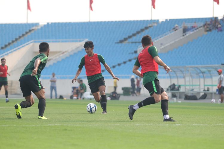 Timnas U-23 Indonesia berlatih di Stadion My Dinh, Hanoi, Vietnam, Kamis (21/3/2019). Latihan ini bagian dari persiapan timnas U-23 Indonesia jelang melawan Thailand pada laga perdana Grup K Kualifikasi Piala Asia U-23 2020 di Stadion My Dinh, Hanoi, Vietnam, Jumat (22/3/2019). 
