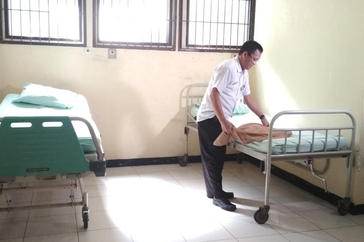 ‎Petugas menata selimut di bangsal di Ruang Cempaka 1, RSUD dr Loekmono Hadi Kudus, Jateng, Jumat (22/3/2019).