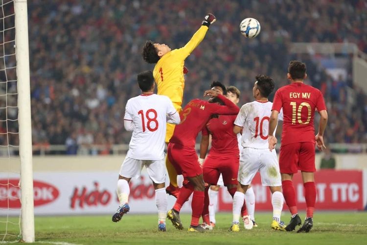 Duel udara dua pemain timnas u-23 Indonesia (merah) dengan pemain Vietnam pada laga kedua Grup K Kualifikasi Piala Asia U-23 di Stadion My Dinh, Hanoi, Minggu (24/03/2019).