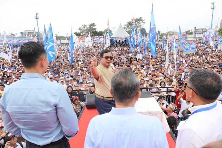 Calon presiden nomor urut 02 Prabowo Subianto sempat memperkenalkan para calon menteri yang akan duduk di kabinet pemerintahannya jika terpilih pada Pilpres 2019 mendatang.  Peristiwa itu terjadi saat Prabowo berkampanye di lapangan Sidolig, Bandung, Jawa Barat, Kamis (28/3/2019). 