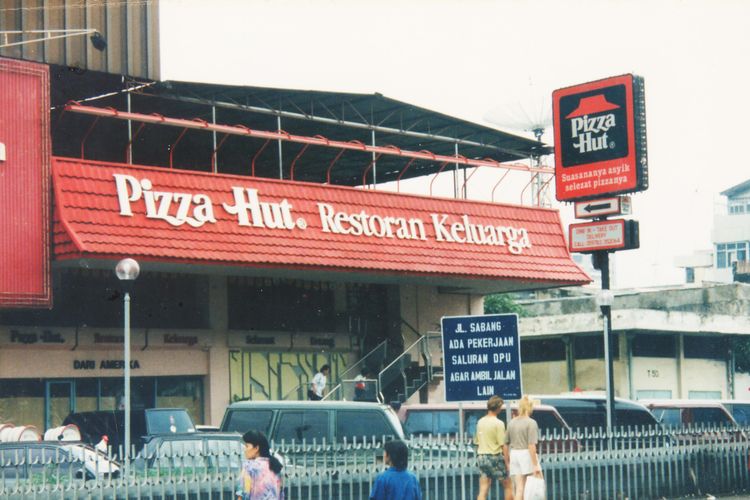 Gerai pizza hut pertama di Djakarta Theatre. 