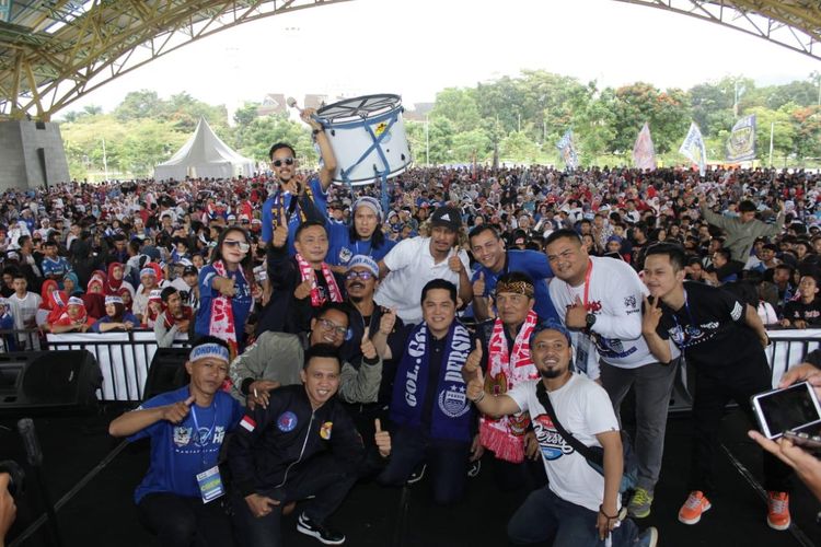 Erick Thohir dan para suporter Persib Bandung berkumpul di Lapangan Sabilulungan, Kabupaten Bandung, Jawa Barat, Sabtu (30/3/2019).