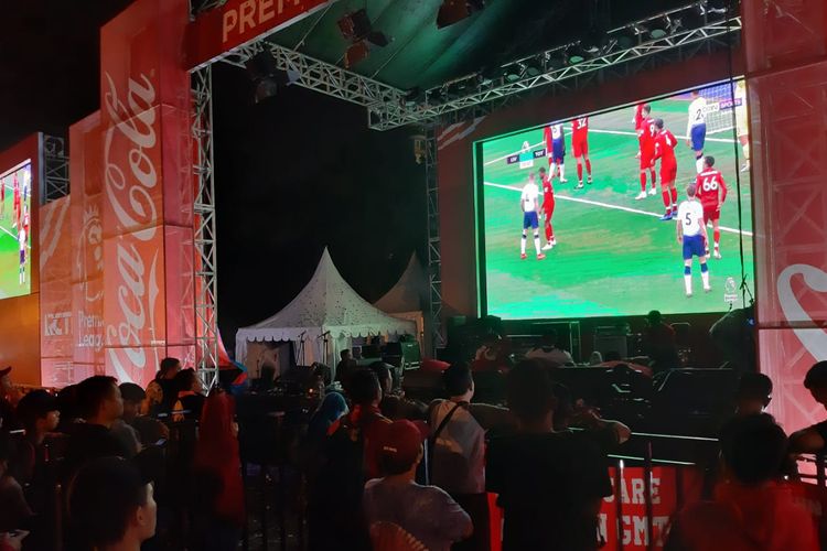 Coca Cola Indonesia menggelar nonton bareng pertandingan Liverpool Vs Tottenham Hotspur di Alun-alun Bekasi, Jawa Barat, Minggu (31/3/2019) malam.