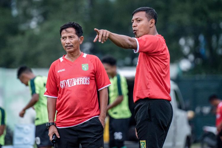 Coach Djajang Nurdjaman (kiri) bersama Asisten Pelatih Persebaya Surabaya Bejo Sugiantoro saat memimpin latihan tim di Stadion Jenggolo, Sidoarjo, Senin (1/4/2019).