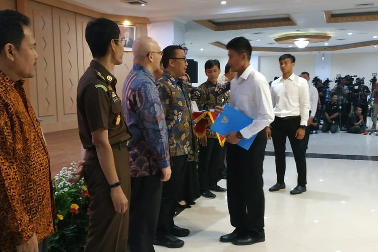 Menpora Imam Nahrawi saat memberikan SK CPNS kepada salah seorang atlet Indonesia berprestasi, di Auditorium Wisma Kemenpora, Jakarta, Selasa (2/4/2019).