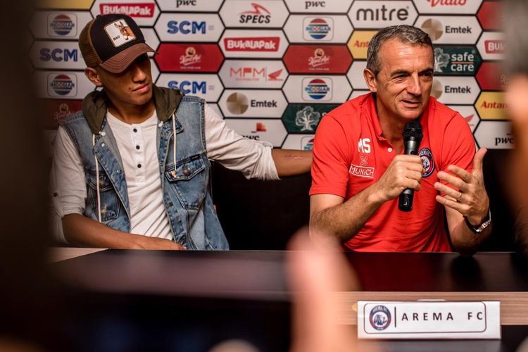 Pelatih Arema FC, Milomir Seslija (kanan), berbicara pada sesi konferensi pers Piala Presiden 2019, di Surabaya, Jawa Timur, Senin (8/4/2019).