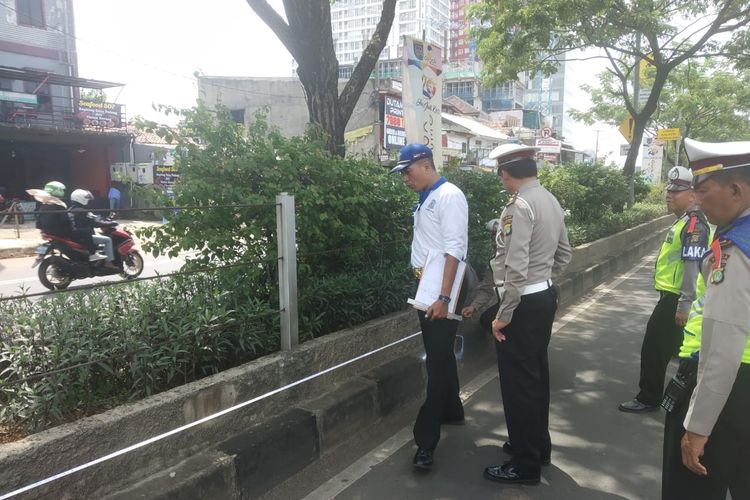 Sling Baja pagar pembatas jalan di Jalan Raya Margonda, Depok, Selasa (9/4/2019).