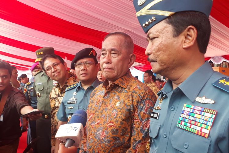 Menhan, Jendral TNI (Purn) Ryamizard Ryacudu (tengah)