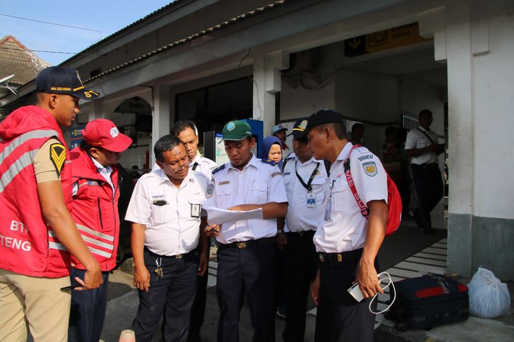 Tim DJKA Kemenhub mengecek pelaksanaan standar pelayanan minimum di wilayah Daop 5 Purwokerto, Jawa Tengah, Jumat (12/4/2019).