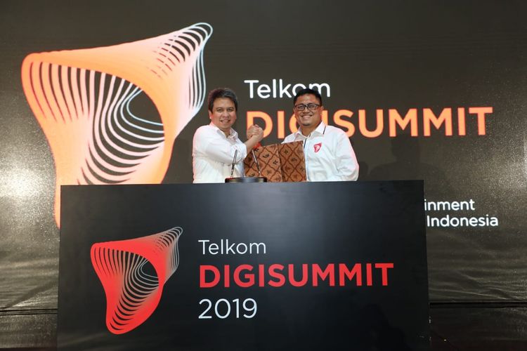 EVP Digital and Next Business Telkom Joddy Hernady (kanan) bersama Presiden Grab Indonesia Ridzki Kramadibrata usai penandatanganan MoU antara Telkom dan Grab saat acara Telkom Digisummit 2019 di Jakarta, Kamis (11/4). MoU ini mensinergikan layanan-layanan digital Telkom dan Grab dan juga explorasi hal-hal baru yang mungkin timbul serta bersama-sama mendorong tumbuhnya ekosistem digital di Indonesia.