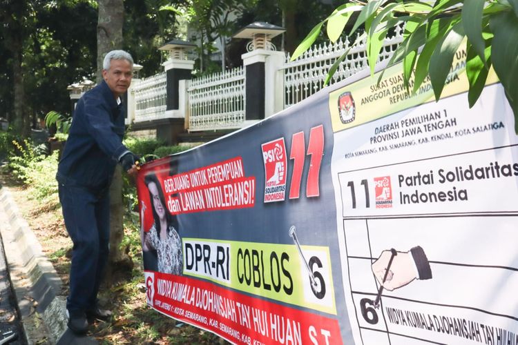 Gubernur Jawa Tengah Ganjar Pranowo ikut melakukan kegiatan bersih-bersih alat peraga kampanye (APK) di masa hari tenang menjelang pemilihan umum 17 April 2019, Minggu (14/4/2019)