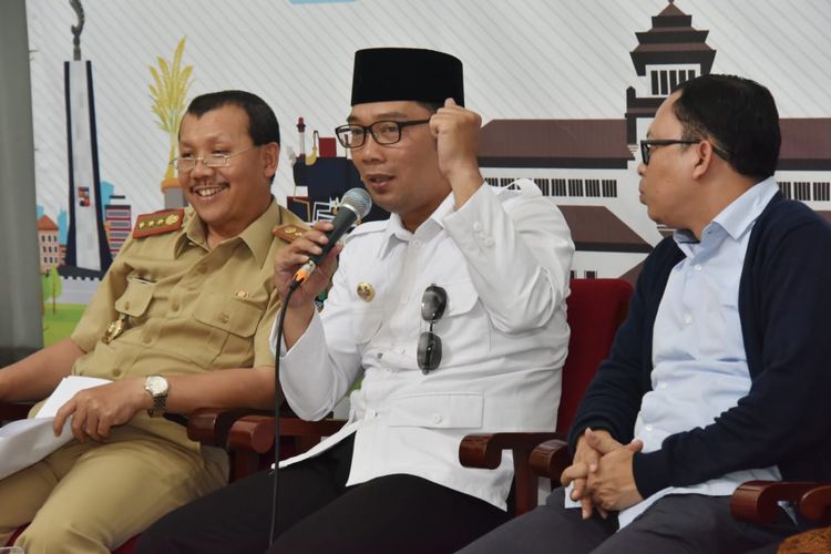 Gubernur Ridwan Kamil saat menjelaskan kesiapan Jawa Barat menjelang Pemilu 2019 di acara Jabar Punya Informasi (Japri) ke-22, di Gedung Sate,  Selasa (16/2019).