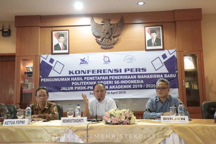 Menteri Riset, Teknologi dan Pendidikan Tinggi (Menristekdikti) Mohamad Nasir dalam konferensi pers Pengumuman Hasil PMDK-PN 2019 di Politeknik Negeri Semarang, Semarang (16/4/2019).