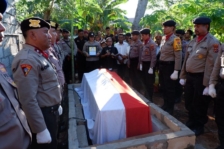 Jenazah Aiptu Stefanus, saat dimakamkan di samping rumahnya di Penfui, Kabupaten Kupang, NTT