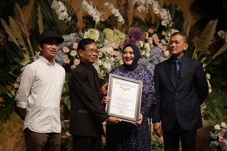 Syamsul Bahri dan pasangannya, Shanty Widhyanti, mendapatkan penghargaan dari MURI setelah menggelar resepsi pernikahan di Lapangan Bisbol, GBK, Senayan, Jakarta, pada Minggu (21/4/2019).