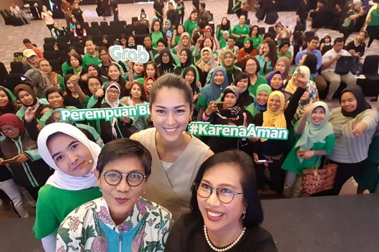 Ket. Foto (Ki-Ka) - Bungsu Widowati, Area Head of Sales GrabFood Sulawesi & Kalimantan dan Pelatih Taekwondo, Budi Wahyuni, Wakil Komisi Nasional Anti Kekerasan Terhadap Perempuan, Prisia Nasution, Aktris dan Atlet Pencak Silat, dan Neneng Goenadi, Managing Director Grab Indonesia, saat berfoto bersama 100 mitra pengemudi Grab perempuan di sebuah acara di Jakarta, (22/4/2019).