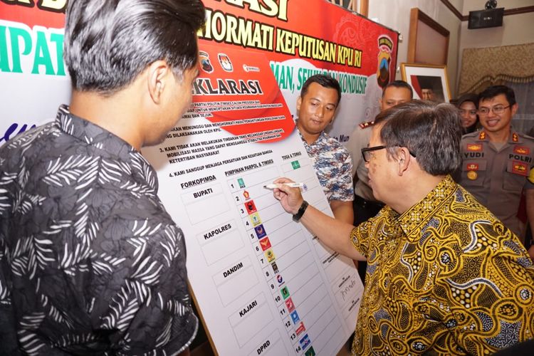 Wakil Bupati Magelang Edy Cahyana bersama Forpimda Magelang menandatangani Deklarasi Sepakat Menunggu dan Menghormati Keputusan KPU RI terkait hasil pemungutan suara Pemilu 17 April 2019 di rumah Dinas Bupati Magelang, Senin (23/4/2019) sore.