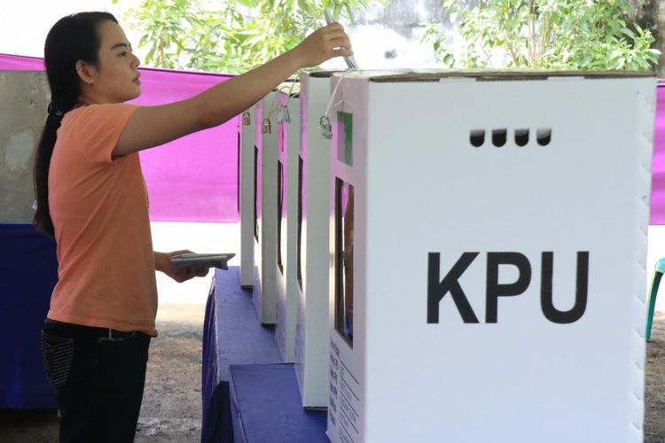 Salah seorang warga memberikan hak suaranya di pemungutan suara ulang di TPS 07, Komplek Pondok Pelangi, Jalan Karya Baru, Pontianak, Kalimantan Barat, Kamis (25/4/2019).