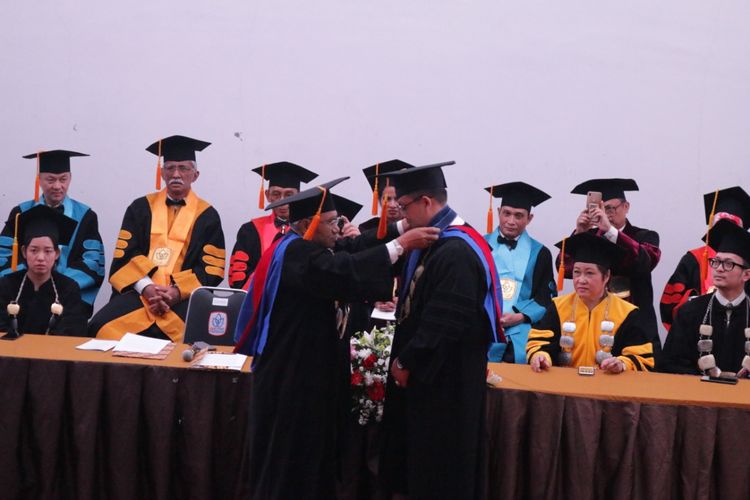 Senat President University menggelar upacara pengukuhan Guru Besar Prof. Jony Oktavian di Auditorium Dinas Pariwisata Kabupaten Bekasi, Cikarang (26/4/2019).