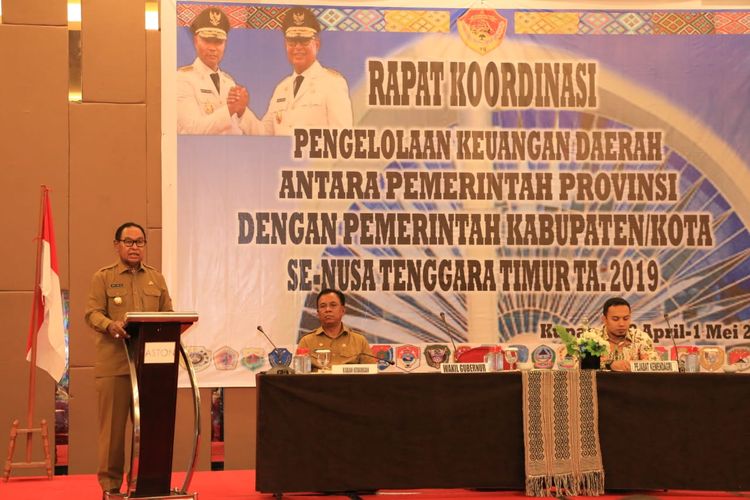 Wakil Gubernur NTT Josef Nae Soi saat menyampaikan arahan pada pembukaan acara Rapat Kordinasi (Rakor) Pengelolaan Keuangan Daerah antara Pemerintah Provinsi dengan Pemerintah Kabupaten/Kota se-NTT Tahun 2019 di Hotel Aston, Kupang, Senin (29/4/2019).