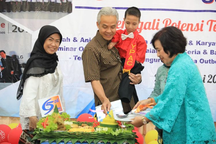 Gubernur Jawa Tengah Ganjar Pranowo menggendong Muhammad Fauzul Ishaq (10), siswa Yayasan Pembinaan Anak Cacat (YPAC) Semarang saat acara HUT YPAC Semarang ke-65, Selasa (30/4/2019).