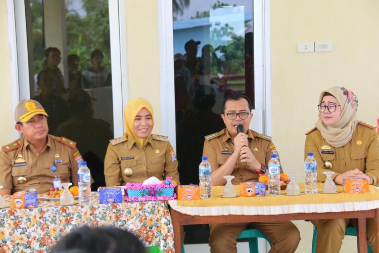 Wakil Wali Kota Palembang Fitrianti Agustinda saat mengunjungi pulau Kemaro setelah mendapatkan laporan dari warga yang mengaku sering melihat buaya muncul, Selasa (30/4/2019).