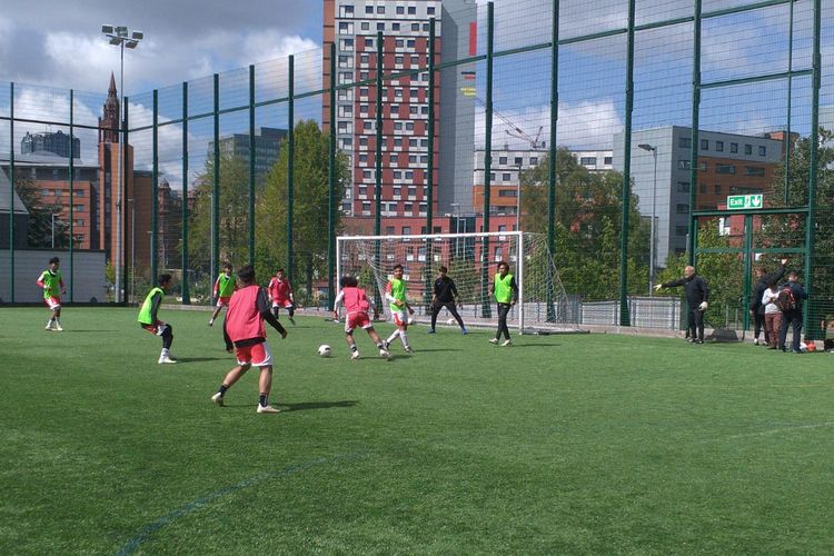 Para pemain Garuda Select menjalani latihan pada Sabtu (4/5/2019) pagi di lapangan kawasan Universitas Aston, Birmingham, Inggris.