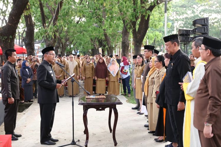 Wali Kota Makassar Mohammad  Ramdhan ?Danny? Pomanto melantik secara serentak sebanyak 400 ASN di Kawasan Kanre Rong, Jalan Kartini, Senin (6/5/2019)