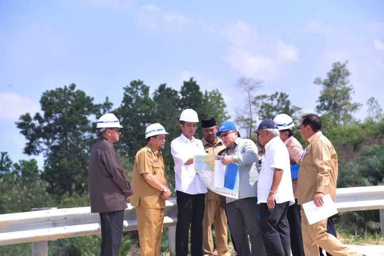 Presiden Joko Widodo meninjau kawasan Bukit Soeharto di Kabupaten Kutai Kartanegara, Kalimantan Timur, yang menjadi salah satu lokasi calon Ibu Kota baru, Selasa (7/5/2019).