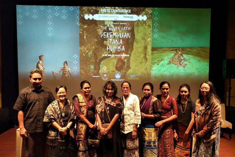 Jumpa pers film  The Woven Path: Perempuan Tana Hamba di Plaza Indonesia, kawasan MH Thamrin,  Jakarta Pusat,  Jumat (10/5/2019). Terlihat di dalamnya sutradara Lasja F. Susatyo dan produser  Mandy Marahimin,  beserta para pemain. 