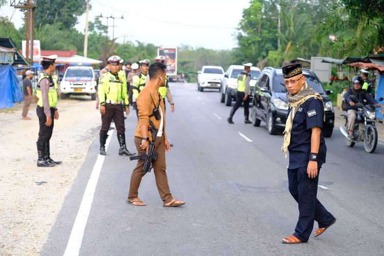 Anggota kepolisian melakukan pemeriksaan di kawasan perbatasan Pekanbaru guna mengantasipasi masuknya tahanan yang kabur dari Rutan Kelas IIB Siak Sri Indrapura, Riau, Sabtu (11/5/2019).