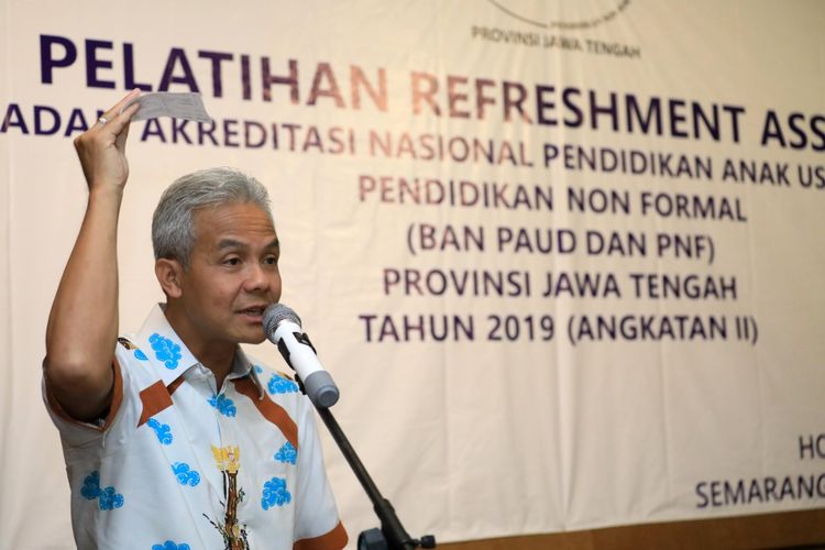 Gubenur Jawa Tengah, Ganjar Pranowo saat menutup Pelatihan Refreshment Asesor Badan Akreditasi Nasional (BAN) Pendidikan Anak Usia Dini (PAUD) dan Pendidikan Non Formal (PNF) Jateng Tahun 2019 Angkatan II, di Hotel Grandhika Semarang, Minggu (12/5/2019).
