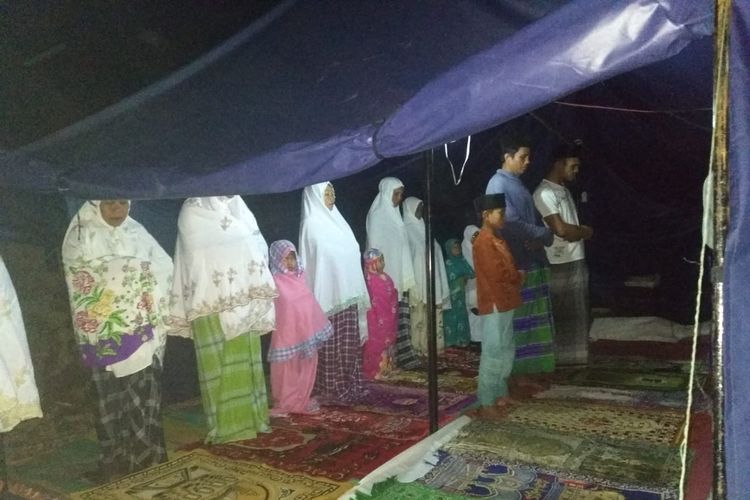 Suasana sholat tarawih di tenda darurat, warga dusun Kebon Daye, desa Pesanggrahan, Lombok Timur Senin (13/5/2019)