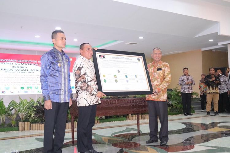 Ketua KPK Agus Rahardjo (kanan) dan Gubernur Sumatera Utara Edy Rahmayadi (kiri) di kantor Gubernur Sumatera Utara, Selasa (14/5/2019). Sebanyak 9 kepala daerah di Provinsi Sumatera Utara menandatangani komitmen pencegahan korupsi terintegrasi.